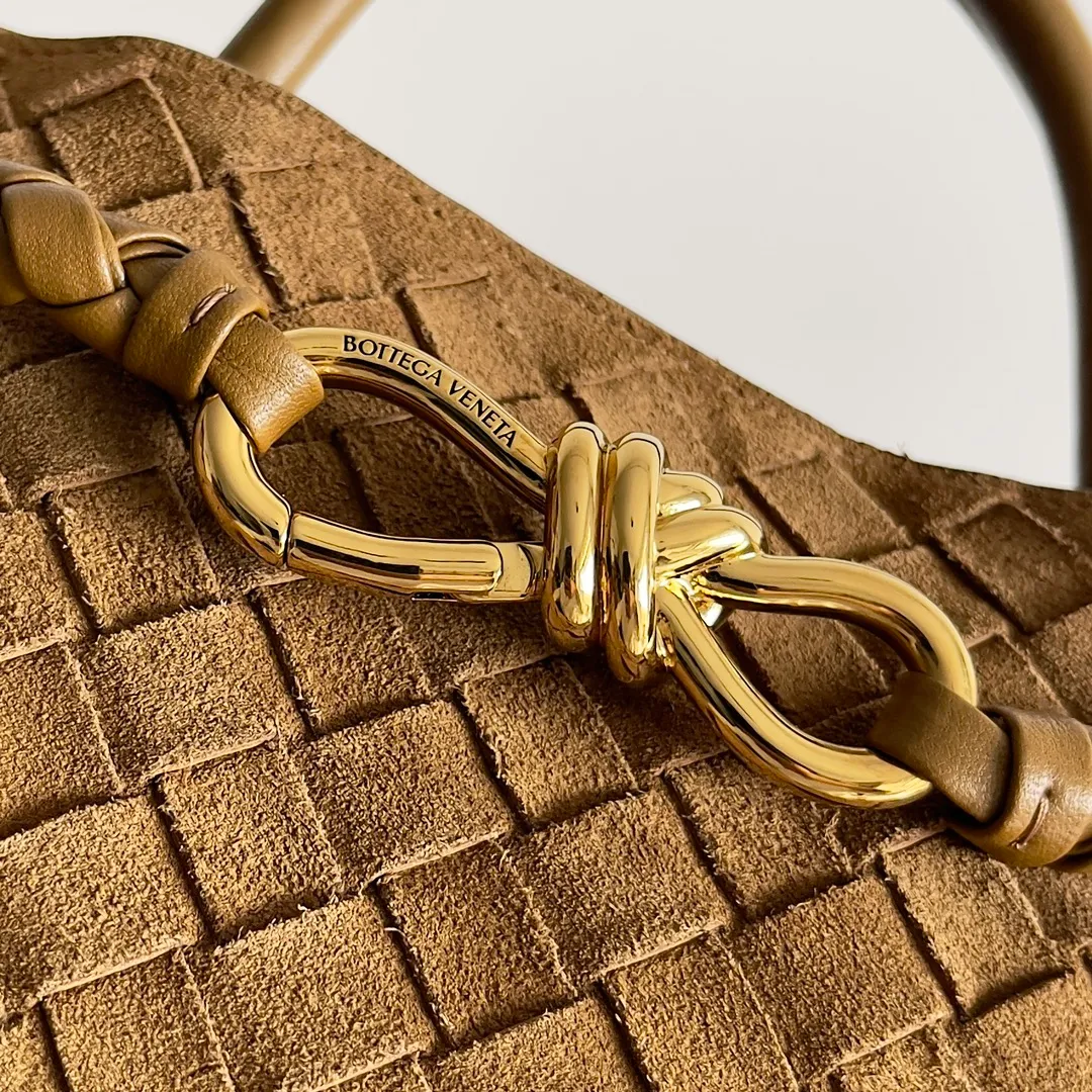 The 2023 new Andiamo batch of 2360 BV has been shipped‼ ️Really popular🔥The new Andiamo woven handbag launched by Bottega Veneta this season is really popular all over the world! ! Celebrities at home and abroad have worn it, and Oscar-winning actress Michelle Yeoh has taken it out on the street. Song Jia, Trai Yara, Yu Feihong, Sanji Ayaka, Rosie Hunting-Whiteley, Yoshioka Riho, etc. have all picked up this bag. It is classic and versatile, showing off its temperament, and the bag capacity is also large, which is very convenient for daily commuting! ! A variety of carrying methods, the shoulder straps can be adjusted by yourself, the original lambskin feels soft and delicate, and the neutral style is created to break gender boundaries and bring a more practical and longer-lasting use experience. Andiamo, which has both elegant and casual styles, perfectly interprets "fashionable old money style". Style number: 743572 (sugar) Size: 32*24*12